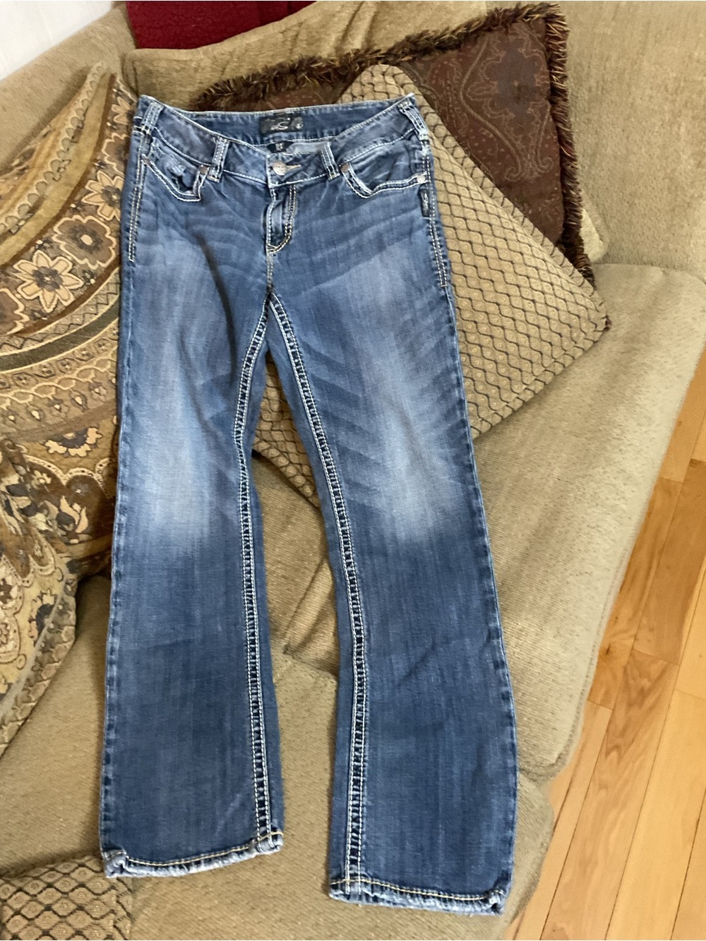 Silver Jeans Women’s size 31 x 31L Straight Jeans Medium Wash Mid Rise GUC